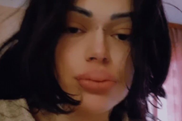 nasa-pevacica-popila-saku-tableta-u-prenosu-uzivo!-poslednja-poruka-podigla-uzbunu-na-mrezama-–-samo-me-pustite-da-spavam! nasa-pevacica-popila-saku-tableta-u-prenosu-uzivo!-poslednja-poruka-podigla-uzbunu-na-mrezama-–-samo-me-pustite-da-spavam!