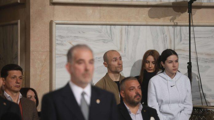 (foto)-aleksandar-sofronijevic-na-ponocnoj-uskrsnjoj-liturgiji-izveo-zenu-kosanu-i-cerku-taru-iz-porodilista,-pa-se-pricestio-u-hramu-svetog-save