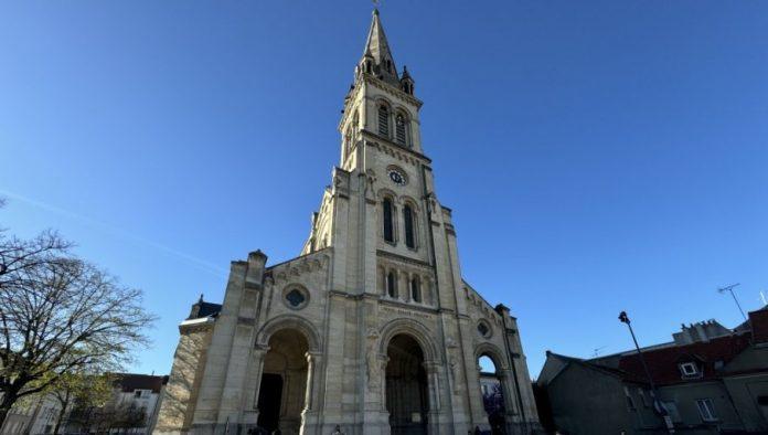 tragovi-hristove-krvi,-polen-iz-jerusalima-“novosti”-u-bazilici-kod-pariza:-ovde-se-cuva-kosulja-u-kojoj-je-isus-razapet-(foto)