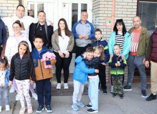 (FOTO) NAJLEPŠA SLIKA IZ NIŠA! Složne komšije ponovo oduševile Srbiju: Pogledajte kako su upravnik Miloš i stanari zgrade proslavili Uskrs (foto)-najlepsa-slika-iz-nisa!-slozne-komsije-ponovo-odusevile-srbiju:-pogledajte-kako-su-upravnik-milos-i-stanari-zgrade-proslavili-uskrs