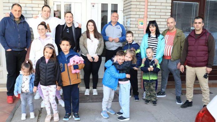 (foto)-najlepsa-slika-iz-nisa!-slozne-komsije-ponovo-odusevile-srbiju:-pogledajte-kako-su-upravnik-milos-i-stanari-zgrade-proslavili-uskrs