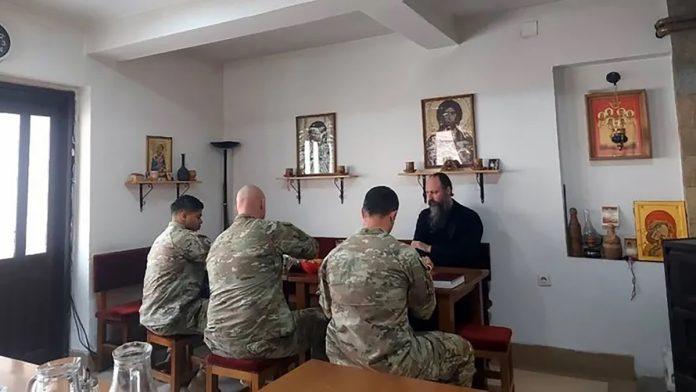 dva-americka-vojnika-iz-bondstila-presla-u-pravoslavlje-na-veliku-subotu-u-manastiru-draganac-na-kosovu-i-metohiji-dobili-imena-sava-i-simeon,-krstio-ih-vladika-ilarion