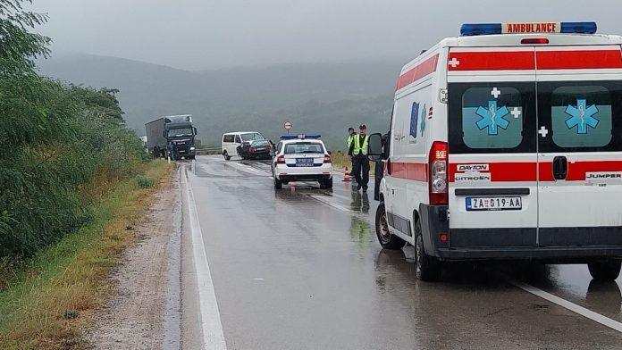 tezak-sudar-u-cacku!-povredeno-troje-tinejdzera,-delovi-vozila-razbacani-svuda-po-putu