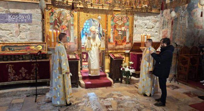 “s-verom-u-boga-i-mi-vaskrsavamo”-patrijarh-porfirije-sluzio-liturgiju-u-peckoj-patrijarsiji-(video)