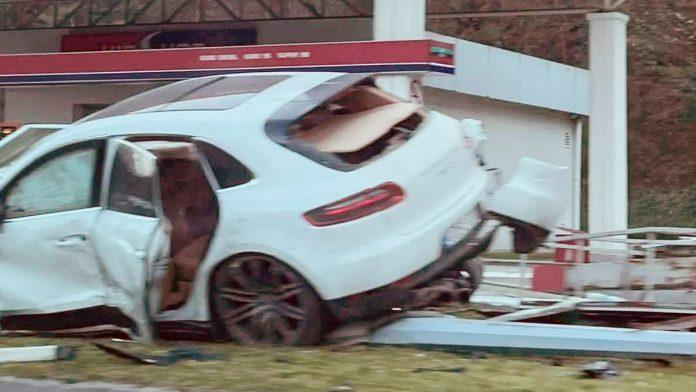 luksuzni-“porse”-totalno-smrskan-vozac-se-pri-velikoj-brzini-zakucao-u-benzinsku-pumpu-(foto)