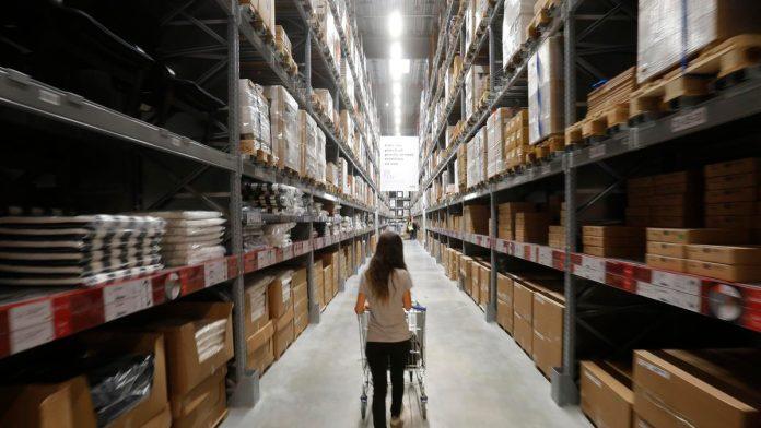 filmska-krada-u-ikei:-pet-elegantnih-zena-ukralo-namestaj-i-pobeglo-luksuznim-automobilom