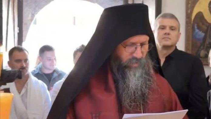 ovako-je-vladika-ilarion-krstio-vojnike-iz-bondstila:-posecivali-svetinje-na-kosovu-i-metohiji,-pa-primili-pravoslavlje-(video)