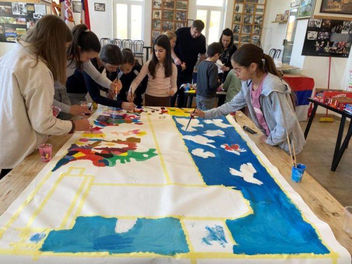 vaskrsnja-slikarska-radionica:-deca-hercegovine-i-slikar-srdan-kuljanin-stvorili-„vaskrsenje-prebilovaca”