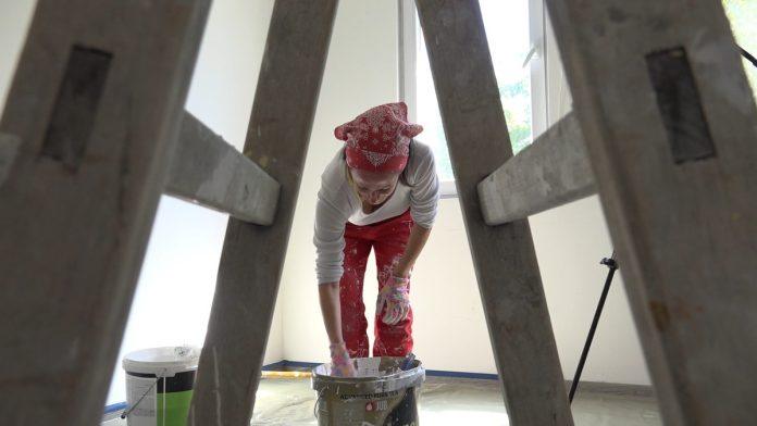 ne-bacajte-novac-na-zamenu-poda:-majstori-otkrili-trik-kako-da-starom-parketu-promenite-boju!-evo-koliko-kosta-hoblovanje