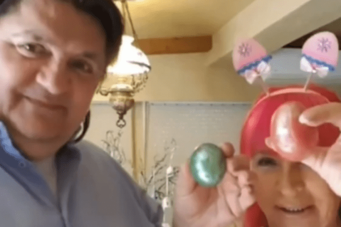 vaskrsnji-snimak-iz-doma-zorice-brunclik-raznezio-fanove!-kemis-sa-zecjim-usima-na-glavi,-pevacica-dohvatila-roze-jaje-–-spasili-su-praznik-tada!