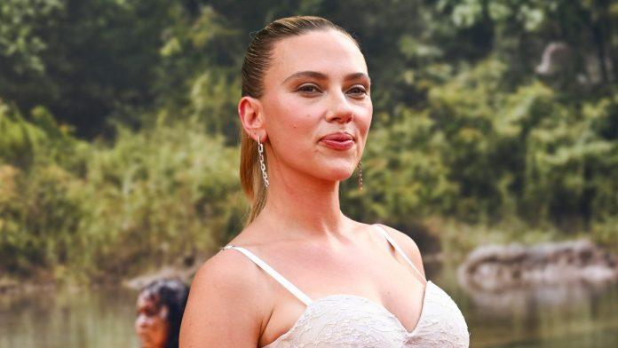 skarlet-u-emotivnoj-ispovesti:-“bilo-je-uzasno,-zene-su-razapinjane-zbog-izgleda”