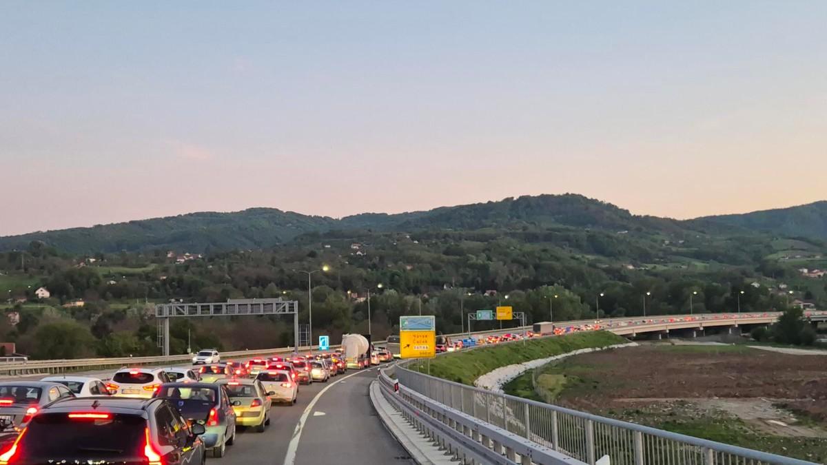 sto-smo-odmarali,-odmarali-smo!-popodne-se-spremite-na-guzve:-najvise-ce-ih-biti-na-ovim-deonicama,-a-evo-kakvo-je-stanje-na-granicama sto-smo-odmarali,-odmarali-smo!-popodne-se-spremite-na-guzve:-najvise-ce-ih-biti-na-ovim-deonicama,-a-evo-kakvo-je-stanje-na-granicama