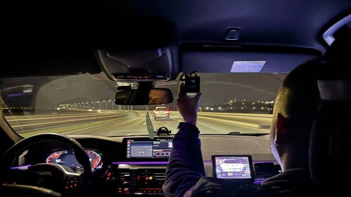 (video)-divljao-u-surcinu-skoro-250-na-sat-muskarac-(41)-iskljucen-iz-saobracaja-zbog-nasilnicke-voznje:-mup-upozorava-na-pojacanu-kontrolu