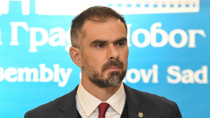 “apelujem-na-nadlezne-organe-da-detaljno-ispitaju-slucaj-i-utvrde-sve-uzroke-ovog-incidenta!”-oglasio-se-gradonacelnik-novog-sada-nakon-sto-je-deo-skele-sa-kineskog-trznog-centra-povredio-zenu