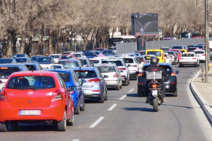 velika-guzva-na-ulazu-u-beograd:-formirana-kilometarska-kolona,-vozila-mile-–-kolaps-i-na-milosu-velikom