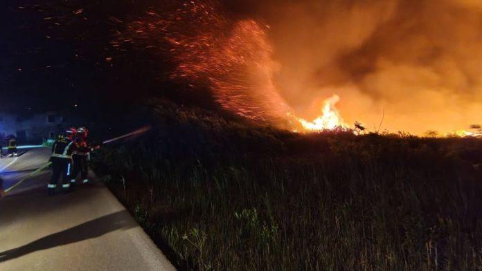 (foto,-video)-vatrogasci-se-celu-noc-borili-sa-buktinjom-veliki-pozar-u-dolini-neretve,-izgorelo-desetine-hektara:-dve-stvari-otezale-gasenje-vatre