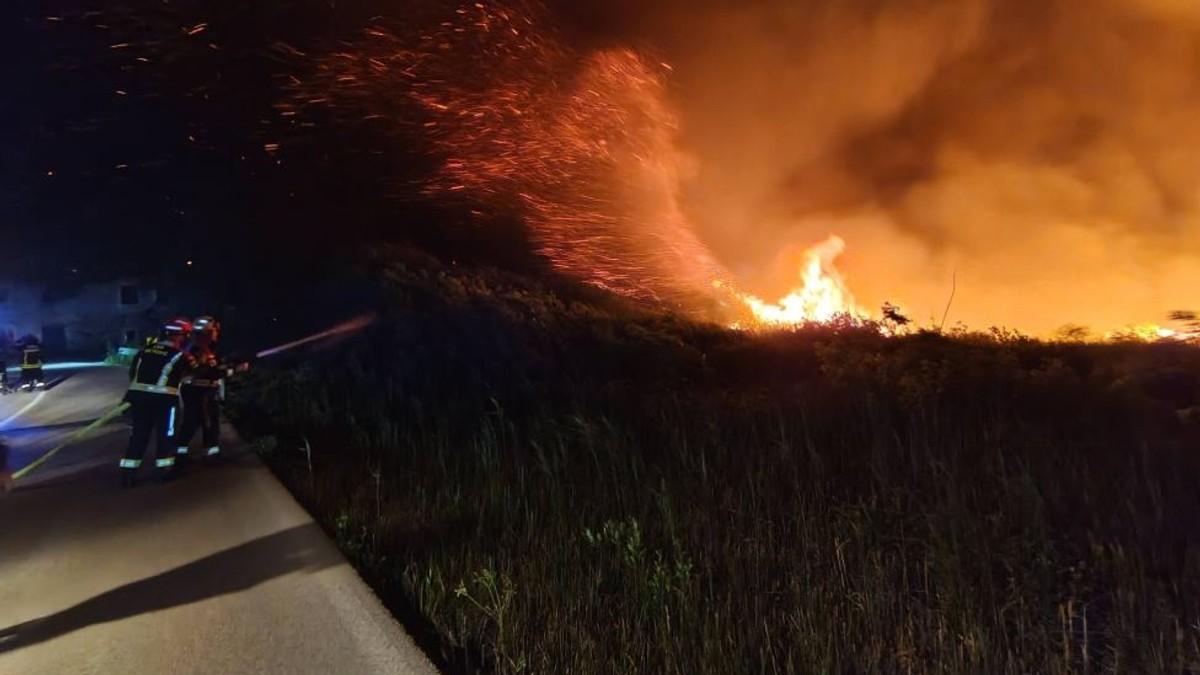 (foto,-video)-vatrogasci-se-celu-noc-borili-sa-buktinjom-veliki-pozar-u-dolini-neretve,-izgorelo-desetine-hektara:-dve-stvari-otezale-gasenje-vatre (foto,-video)-vatrogasci-se-celu-noc-borili-sa-buktinjom-veliki-pozar-u-dolini-neretve,-izgorelo-desetine-hektara:-dve-stvari-otezale-gasenje-vatre