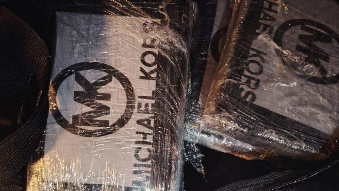 policija-zaustavila-auto-u-novom-sadu,-a-onda-je-usledio-sok!-vozac-na-zadnjem-sedistu-krio-cak-sest-kilograma-kokaina-oznake-poznatog-svetskog-brenda!-(foto)