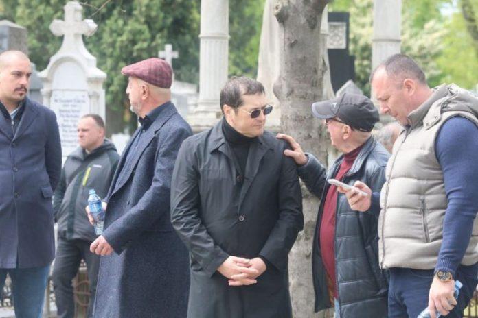 legendarni-pevac-stigao-na-sahranu!-evo-ko-ce-se-medu-prvima-oprostiti-od-duska-vujosevica!-(video)