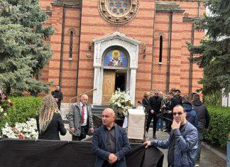 SAHRANA DUŠKA VUJOŠEVIĆA Porodica ispred crkve prima saučešće, svi nose bele ruže i kale, tu je i Aco Pejović (VIDEO) sahrana-duska-vujosevica-porodica-ispred-crkve-prima-saucesce,-svi-nose-bele-ruze-i-kale,-tu-je-i-aco-pejovic-(video)