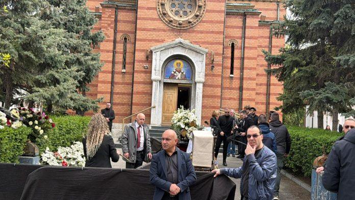 sahrana-duska-vujosevica-porodica-ispred-crkve-prima-saucesce,-svi-nose-bele-ruze-i-kale,-tu-je-i-aco-pejovic-(video)