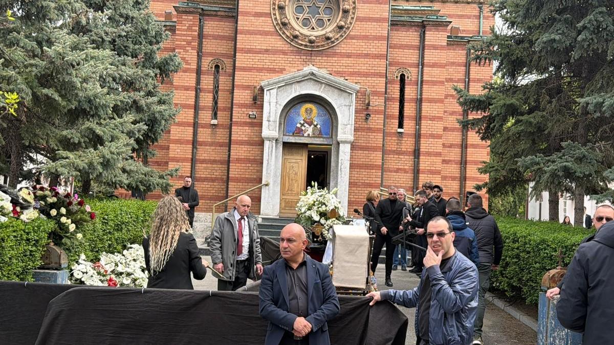 sahrana-duska-vujosevica-porodica-ispred-crkve-prima-saucesce,-svi-nose-bele-ruze-i-kale,-tu-je-i-aco-pejovic-(video) sahrana-duska-vujosevica-porodica-ispred-crkve-prima-saucesce,-svi-nose-bele-ruze-i-kale,-tu-je-i-aco-pejovic-(video)