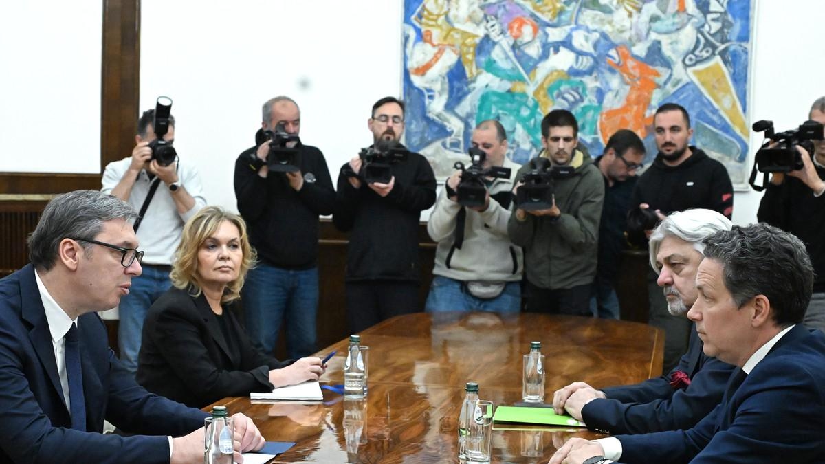 vucic-nastavio-konsultacije:-prvi-sastanak-sa-ruskom-strankom,-posle-njih-u-predsednistvu-js-i-zeleni-srbije-(foto,-video) vucic-nastavio-konsultacije:-prvi-sastanak-sa-ruskom-strankom,-posle-njih-u-predsednistvu-js-i-zeleni-srbije-(foto,-video)
