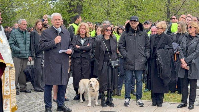 “borba-je-bila-ogromna-i-teska”-emotivan-govor-borisa-tadica-na-sahrani-duska-vujosevica-(video)