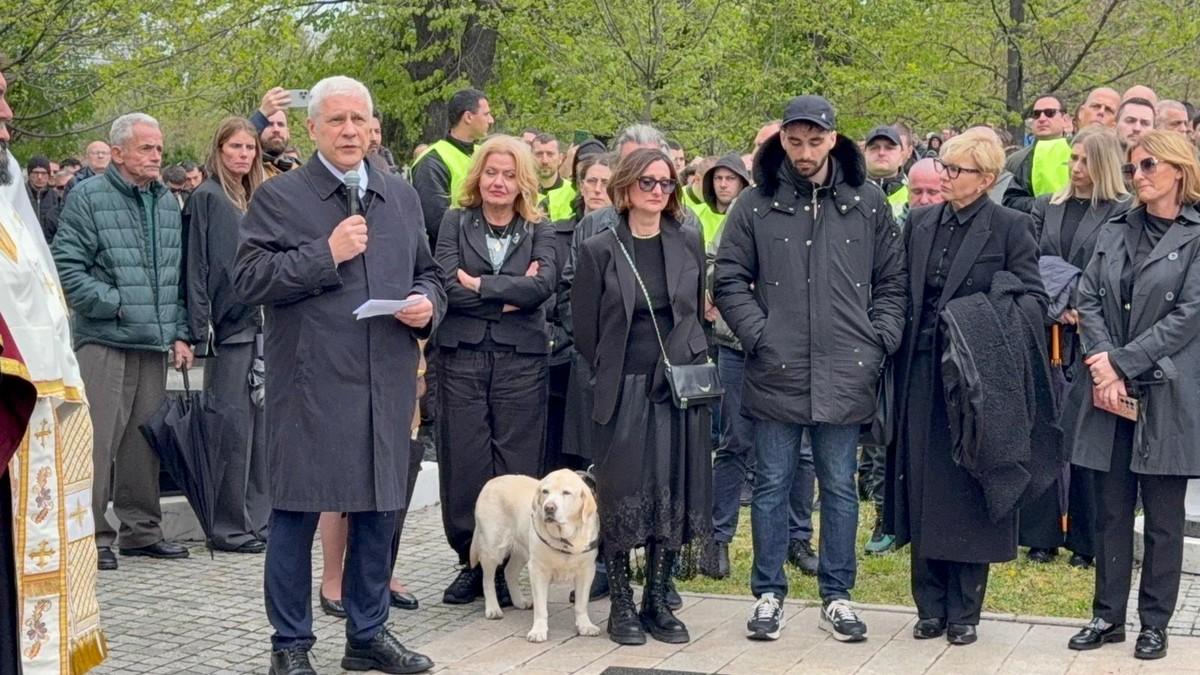 “borba-je-bila-ogromna-i-teska”-emotivan-govor-borisa-tadica-na-sahrani-duska-vujosevica-(video) “borba-je-bila-ogromna-i-teska”-emotivan-govor-borisa-tadica-na-sahrani-duska-vujosevica-(video)