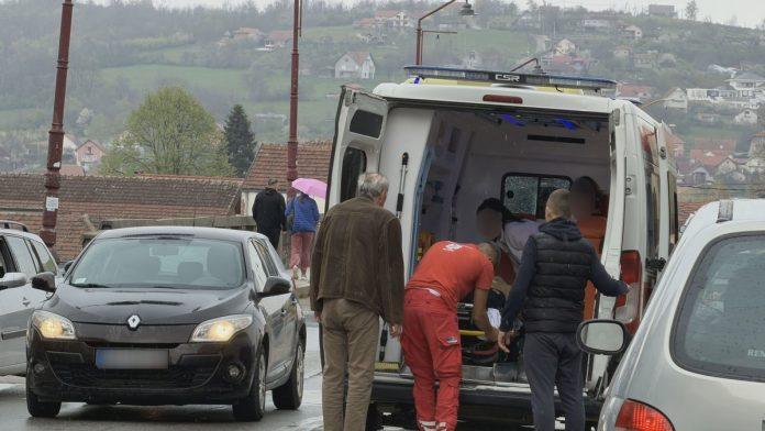 (foto)-teska-nesreca-u-centru-cacka-auto-udario-pesaka-na-pesackom-prelazu:-muskarac-hitno-prevezen-u-bolnicu