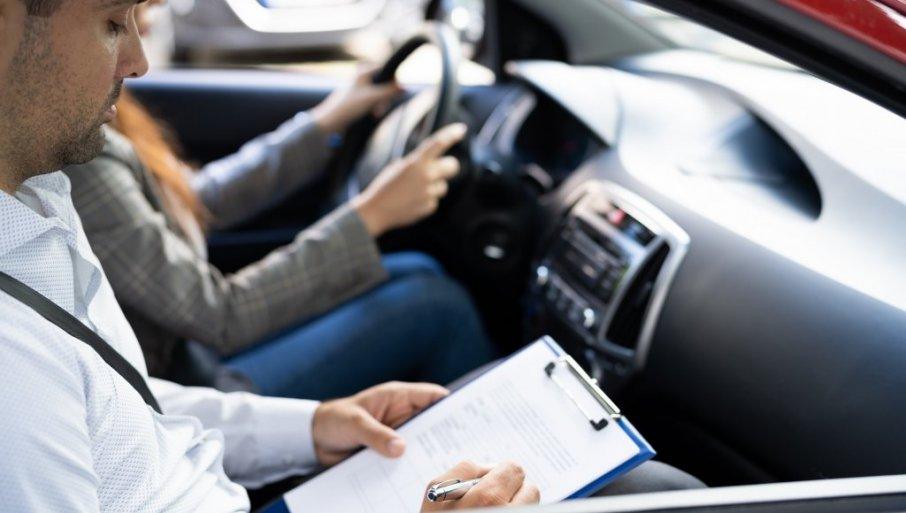 policija-otkrila-novu-metodu-varanja-na-polaganju-vozackog-ispita:-ako-budete-uhvaceni,-slede-drakonske-kazne-i-zabrana-polaganja policija-otkrila-novu-metodu-varanja-na-polaganju-vozackog-ispita:-ako-budete-uhvaceni,-slede-drakonske-kazne-i-zabrana-polaganja