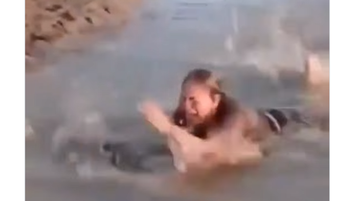 mislila-da-je-u-vodi-uhvatila-debelu-granu:-kada-ju-je-podigla-usledio-je-vrisak-i-prava-borba-za-zivot-(video)