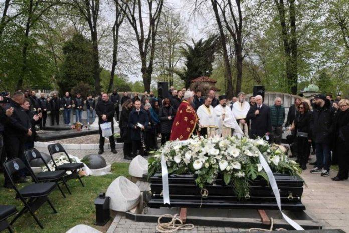 ovako-su-grobari-ispratili-vujosevica!-dusko-na-sahrani-dobio-pesmu-od-najvernijih-navijaca-–-od-ovih-scena-suze-same-teku!-(video)