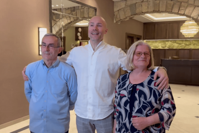 ovo-su-baka-i-deka-cerke-ace-sofronijevica:-ona-im-je-cetvrto-unuce-–-harmonikas-resio-da-prestigne-sestru!-(video)