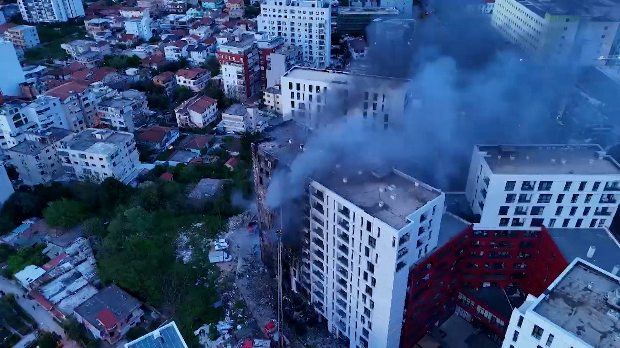 Велики-пожар-у-стамбеној-згради-у-Тирани,-седам-особа-пребачено-у-болницу