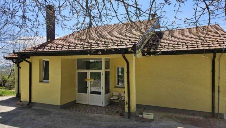 srbi-ne-veruju-albanskim-lekarima:-sl-o-postavljanju-nove-table-na-zatvorenim-ambulantama-u-selima-suvo-grlo-i-banje srbi-ne-veruju-albanskim-lekarima:-sl-o-postavljanju-nove-table-na-zatvorenim-ambulantama-u-selima-suvo-grlo-i-banje