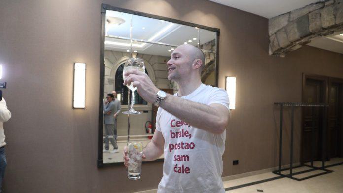 “hvala-vam-sto-ste-mi-dali-moju-kosanu”-emotivan-govor-ace-sofronijevica:-za-rodenje-deteta-dobio-rakiju-halida-beslica,-a-sada-se-obratio-tastu-i-tasti