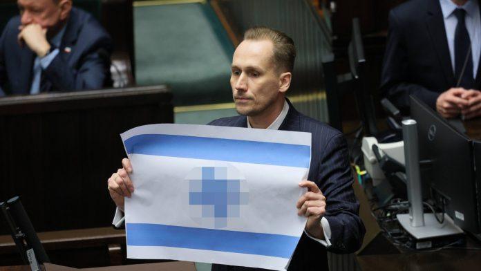 (video)-“ovo-je-novi-treci-rajh!”-nezapamcen-skandal-trese-poljski-parlament:-poslanik-usred-govora-razvio-izraelsku-zastavu-sa-svastikom,-preti-mu-zatvor!
