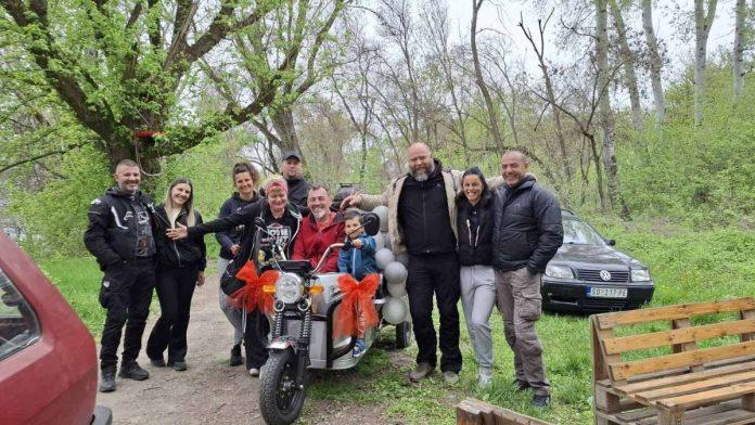 predivan-gest-grupe-apatinaca:-prijatelja-nikolu,-koji-od-rodenja-boluje-od-cerebralne-paralize,-iznenadili-novim-elektricnim-teretnim-triciklom