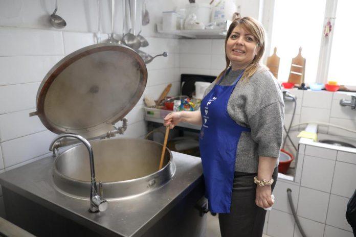 “ustajem-u-5-da-kuvam-za-gladne”:-popadija-danijela-iz-sibnice-3-godine-volontira-–-sprema-hranu-za-beskucnike-u-crkvenoj-kuhinji