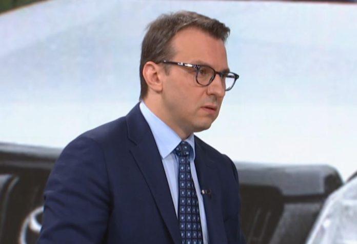 “krse-se-prava-srba”-petkovic:-na-srpskim-ambulantama-protivpravno-i-suprotno-svim-dogovorima-postavljene-nove-table-sa-obelezjima-pristinskih-institucija