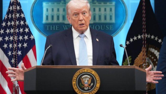 prvo-je-bio-“hristos-koji-leci”,-a-sada-je-“bozja-karta”:-tramp-nastavlja-da-sokira-svojim-objavama-(foto)