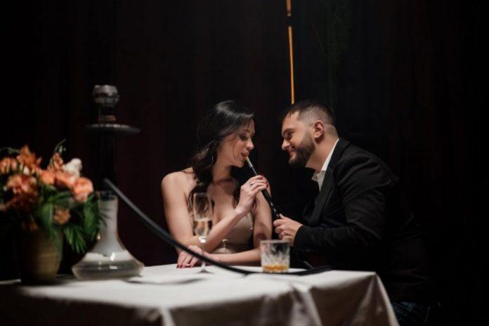 veliki-povratak-sarmantnog-pevaca-koji-je-osvajao-srca-devojaka!-lukijan-u-strasnom-zagrljaju-s-prelepom-brinetom