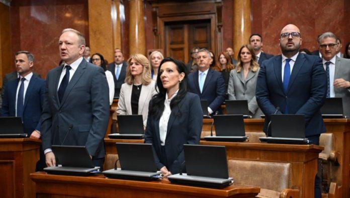 tesko-im-doci-na-sednicu,-kako-bi-drzavu-vodili?-cak-15-poslanika-opozicije-se-nije-pojavilo-u-sali-skupstine,-ocigledno-imaju-preca-posla