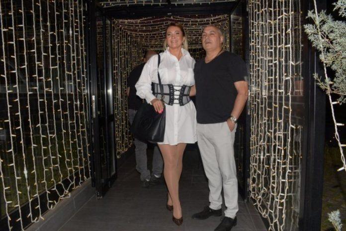 krio-dete-u-kupatilu-da-ga-karleusa-ne-prebije!-isplivali-detalji-o-roditeljstvu-pevacice!