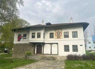 SKRIVENI DRŽAVNI SIMBOL U SRCU ČAČKA! Malo ko zna da se na konaku Obrenovića i danas vidi izvorni grb slavne dinastije (FOTO) skriveni-drzavni-simbol-u-srcu-cacka!-malo-ko-zna-da-se-na-konaku-obrenovica-i-danas-vidi-izvorni-grb-slavne-dinastije-(foto)