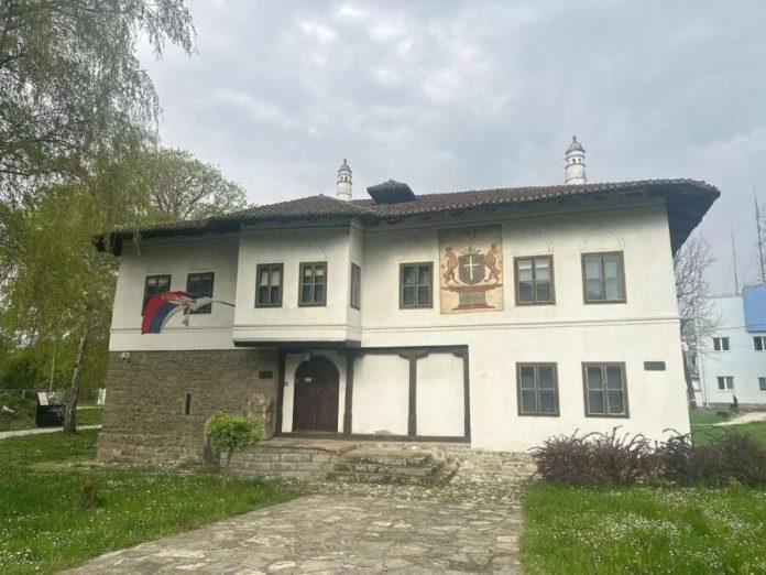 skriveni-drzavni-simbol-u-srcu-cacka!-malo-ko-zna-da-se-na-konaku-obrenovica-i-danas-vidi-izvorni-grb-slavne-dinastije-(foto)