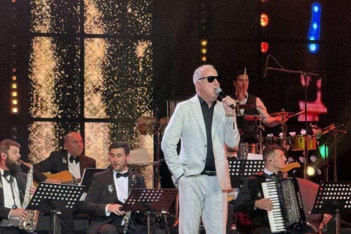 skandal-na-nastupu-sase-matica!-clan-benda-krade-baksis-iz-ruku-pevaca,-kamera-sve-snimila!-(video)