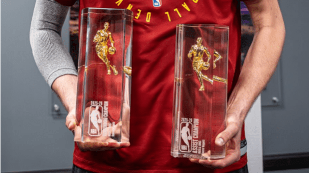 Јокић-с-новим-трофејима-у-рукама-–-витрине-још-богатије Јокић-с-новим-трофејима-у-рукама-–-витрине-још-богатије