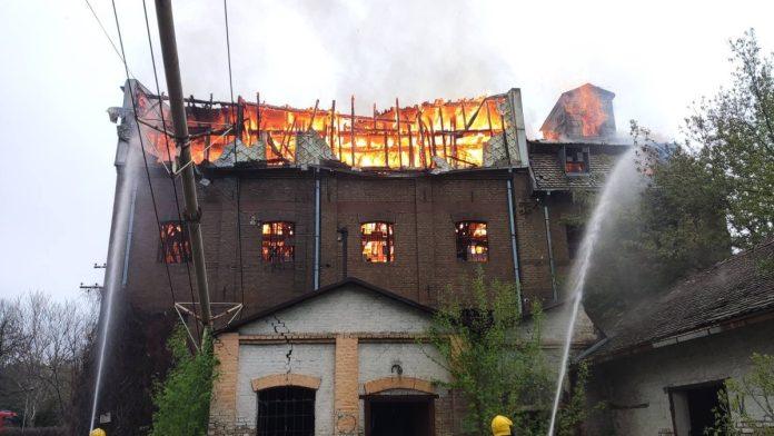 maloletnici-izazvali-pozar-stari-mlin-u-obrenovcu-u-potpunosti-izgoreo,-sa-vatrenom-stihijom-se-borilo-20-vatrogasaca